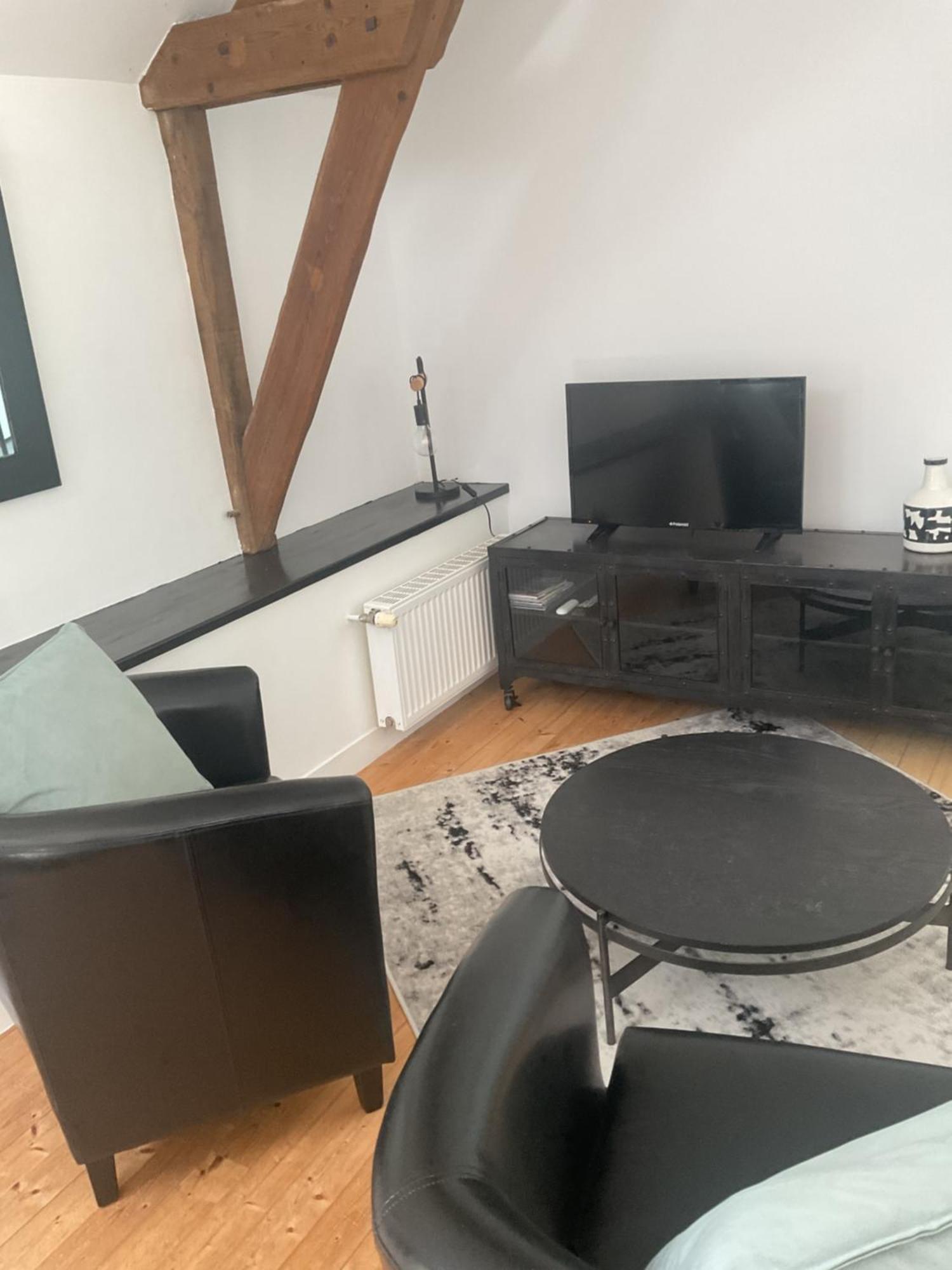 Charmant Gite Avec Exterieur Et Piscine Partagee Mespaul 外观 照片